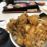 日本橋 天丼 金子半之助 - 2018/03 天丼には、舞茸2つ、海老2つ、卵の天ぷら、海苔の天ぷら、小さい貝柱の天ぷら。卵の天ぷらは、中の黄身が半熟で、箸で割ると中からとろーりと黄身で出てきて他の具材やご飯と食べるととてもまろやかになり、やはり、なかなかウマいのだ