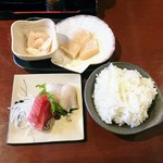 食べ放題の刺し身・ご飯