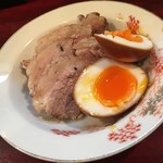 拉麺 空海 - 煮玉子とチャーシュー