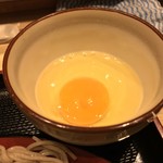 味奈登庵 - 玉子♡  
      これを最初にカレー風味のつゆに沈めておいて、最後に蓮華ですくうと、白身は温泉玉子のように、黄身はほどよく温まっていて、実に好ましいンだよね。