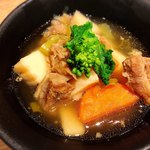 KOYOI　炭火焼と旬菜 - お通しの牛すじ煮込み