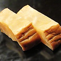 寿司 もり田 - 一見、玉子焼きに見えますが、実は秋田の「いぶりがっこ」