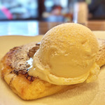 Kokone Kafe - アツアツフレンチトーストの上のアイスクリーム