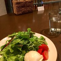 オービカ モッツァレラバー 梅田店 - これが40ｇのモッツァレラだーい(о´∀`о)
                ミルキーで濃厚♡♡♡
                燻製のヤツだった。 
                美味しかったけどふつうのがよかった…（笑）
                サラダも美味！トマトちょー甘！