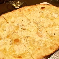 オービカ モッツァレラバー 梅田店 - ピザ、クアトロフォルマッジ。
                  大きいけど薄くてパクパクです。
                  ハチミツ♡、付いてるのが嬉しいやつー♪