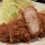 とんかつ やまいち - キャベツにピントが合ってしまったお肉