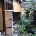 建仁寺 祇園 丸山 - 寄付きから見えるお庭