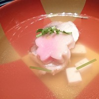 日本料理 大阪 浮橋(ホテルグランヴィア大阪) - 椀物：真鯛潮汁　桜大根、季節麩、木の芽、賽の目豆腐、三つ葉