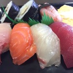 秀寿し - 料理写真:盛合せランチ 赤出汁付（¥800）