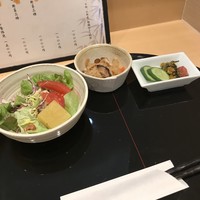 神田明神下 みやび 本店 - サラダ、小鉢、漬物。
                  美味し。