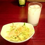 スパイス クラフト - サラダとラッシー。