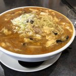 中華食堂 秋 - 横からのアングル。
            このボリューミーに驚いた。
            