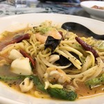 ハーブチャイナ　ウーファン - バジル入り塩煮込みラーメン