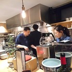 魚工房 としまや - 大忙しのオープンキッチン