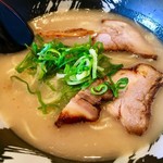 らーめん本舗 春夏冬 - 豚骨ラーメン750円