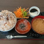 らん。 - お赤飯とお味噌汁