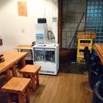 半チャンラーメン あかしや - 半チャンラーメン あかしや ＠東陽町 カウンター6席・テーブル3卓9席のコンパクトな店内