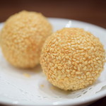 糖朝 - 黒胡麻餡入り胡麻団子（2個）@税込432円