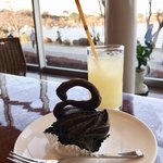 好文cafe - 千波黒鳥シュー(黒ゴマ)&グレープフルーツジュース