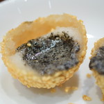 糖朝 - 黒胡麻餡入り胡麻団子（2個）@税込432円