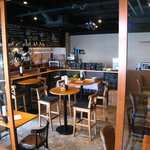 Bistro flat - （昼）雰囲気はとてもいいです。奥がサラダバー