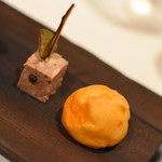 ７５００円コース（７５００円＋サービス料＋税）の『アミューズ ブーシュのパテ・ド・カンパーニュとチーズのシュー生地』２０１８年２月