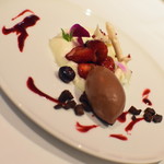 ロテスリーレカン - ７５００円コース（７５００円＋サービス料＋税）の『クレーム・ダンジュとフルーツのサラダ　チョコレートのソルベ』２０１８年２月