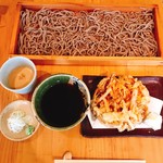 Itasoba Kaoriya - 細切り蕎麦の大盛り、おためし胡麻だれ、薬味、蕎麦つゆ、桜えびのかき揚げに本日は大満足です‼️(o^^o)