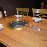 クロスケ - 各テーブル席には無煙ロースターが備えられている