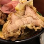 薩摩うどん - 唐揚げは食べやすいよう、真ん中に切れ目が