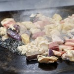 ホルモン焼西龍恵土 - 鉄板で豪快に焼き上げます