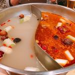 天香回味 - 白いスープの回香鍋と赤いスープの天香鍋。流石の旨さです！