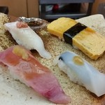 たつみ寿司 - 一皿目（いか、鰤、生穴子、玉子焼き）。