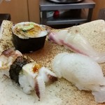たつみ寿司 - 三皿目（生海老、げそ、鯛、海鮮巻）。
