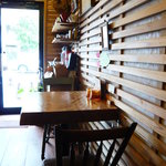 ヒトコーヒービーンズ - 明るい店内で居心地も良いです