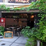 Dhibino - お店の概観です。 アスティナビルの１階にお店はあります。 店前には、沢山の緑があり、とっても良い雰囲気です。