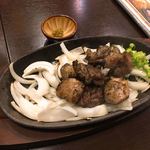 炭火肉酒場肉まる - 淡路玉ねぎと丹波鶏もも肉の黒焼き690円