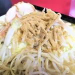 ラーメン二郎 - 魚粉投下～♪