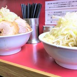 ラーメン二郎 - 大豚ヤサイ（左）との比較
