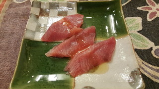 Sushioi - お通しの鰤。胡麻油と塩で