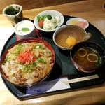 山路 - 「お昼はガッツリ男飯ランチ！」の「三州豚丼 (980円)」