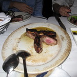 Benjamin Steak House - 取り分けられた後のＴボーン。最後の1切れは早い者勝ちｗ