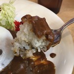 カレーハウス・ジャン - 味はチャンカレをマイルドに甘くしたように感じた。
            好きな味だし美味いんだが、ぬるい。カレーが熱くない。提供時の写真見てもわかるが、カレーにマク張った状態。
            
            コレは納得出来ない。
            
            