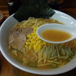 横浜げんき亭 - 酸味の効いた「豚骨醤油」スープ