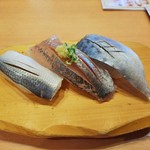 沼津魚がし鮨 流れ鮨 - 光物3種握り410円。
