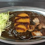 金沢カレー ザ・キング - 81ッパクのタカシとpukuはコレ。本日のランチはライスカレー大盛りにコロッケとトンテキハーフトッピング。本当はトンテキじゃなくウインナーだったが品切れでトンテキ。

俺は目玉焼きに変えて貰った。

