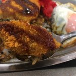 金沢カレー ザ・キング - コロッケは残念ながら作り置き。

どんな事情か知らんがたこ焼き屋の厨房に無理やんこカレー調理スペース押し込んだ感じだから仕方ないのだろうが、客には関係ない話。

どうしてこんな事になったのやら・・・
