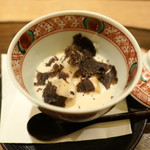 虎白 - 出汁に牛乳を入れたソースにうトリュフ、ごぼう、レンコン、千住ネギ