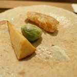 虎白 - フカヒレ炊いてから揚げたものとたけのことふきのとう、