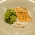 虎白 - うすい豆とブランデーとラム酒のゼリーにゴマのソース、あられをかけて